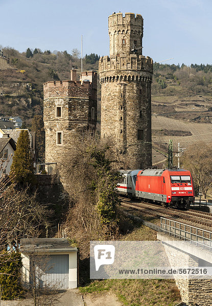 Intercity-Zug fährt an den mittelalterlichen Befestigungsanlagen bei Oberwesel vorbei  Oberes Mittelrheintal  Weltkulturerbe der UNESCO  Rheinland-Pfalz  Deutschland  Europa