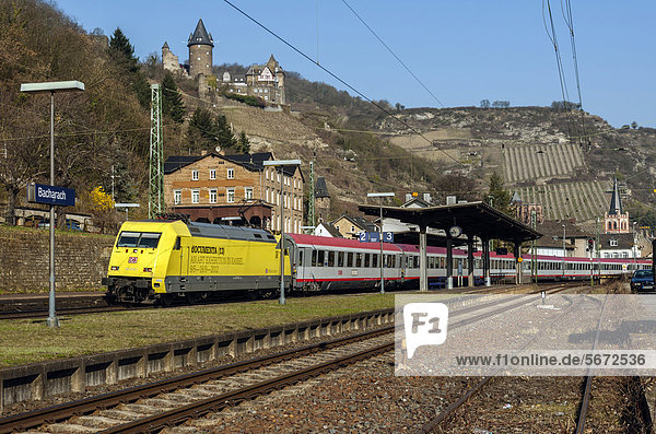 Eurocity-Zug fährt durch den Bahnhof von Bacharach  Oberes Mittelrheintal  UNESCO-Welterbe  Rheinland-Pfalz  Deutschland  Europa
