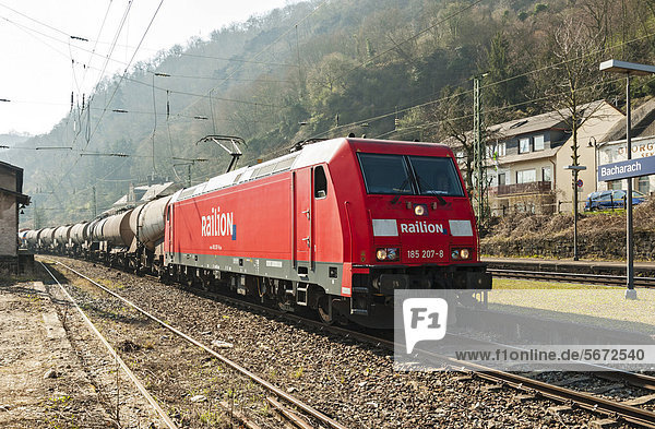 Railion-Güterzug fährt durch den Bahnhof von Bacharach  Oberes Mittelrheintal  UNESCO-Welterbe  Rheinland-Pfalz  Deutschland  Europa