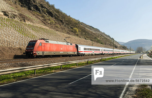 Intercity-Zug in der Nähe von Boppard  Oberes Mittelrheintal  UNESCO-Welterbe  Rheinland-Pfalz  Deutschland  Europa