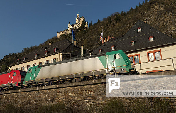 Güterzug mit zwei Loks fährt durch den Bahnhof von Braubach  Oberes Mittelrheintal  Weltkulturerbe der UNESCO  Rheinland-Pfalz  Deutschland  Europa