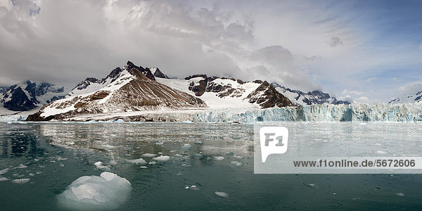 Die Bucht Moltke Bay  schneebedeckte Berge  Südgeorgien  Antarktis