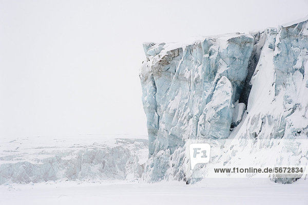 Gletscherabbruch des Hayesbreen bei Schneefall im Winter  Mohnbukta Ostküste  Spitzbergen  Svalbard  Norwegen  Europa