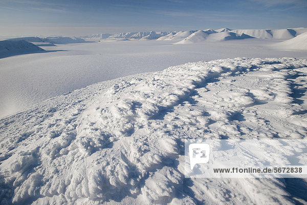 Blick vom Berg Nordvakta über die verschneite Gletscherkulisse von Sabineland  Spitzbergen  Svalbard  Norwegen  Europa