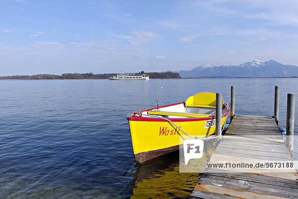 Gelbes Ruderboot Wastl  an Anlegesteig angebunden  Chiemsee  Prien Stock  Chiemgau  Oberbayern  Deutschland  Europa