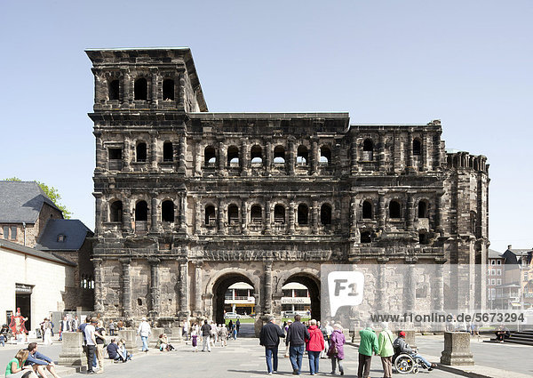 Südansicht  Porta Nigra  UNESCO Weltkulturerbe  Trier  Rheinland-Pfalz  Deutschland  Europa  ÖffentlicherGrund