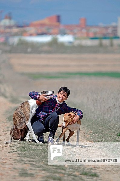 Attraktivität Frau Zuneigung umarmen Hund jung