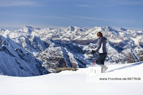 Wanderer auf der Röthenspitz oberhalb vom Penser Joch  hinten das Gebirge um Sterzing  Sarntal  Südtirol  Italien  Europa