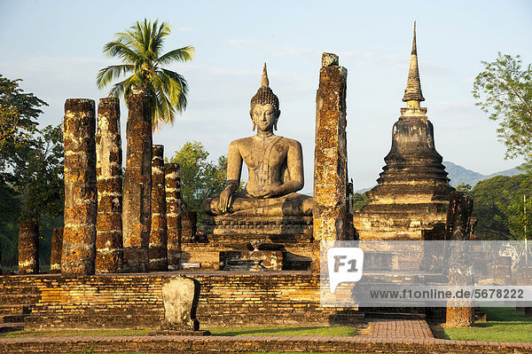 Sitzende Buddha-Statue  Wat Mahathat  Geschichtspark Sukhothai  Weltkulturerbe der UNESCO  Nordthailand  Thailand  Asien