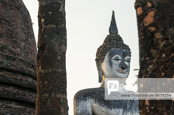 Sitzende Buddha-Statue im Wat Sa Si oder Sra Sri  Geschichtspark Sukhothai  Weltkulturerbe der UNESCO  Nordthailand  Thailand  Asien