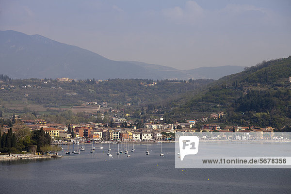 Ausblick auf Garda und den Gardasee  Lago di Garda  Venetien  Veneto  Italien  Europa  ÖffentlicherGrund