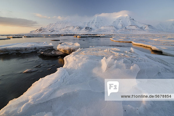 An der Packeisgrenze im Adventfjorden  hinten der Berg Hjorthfjellet  Longyearbyen  Spitzbergen  Svalbard  Norwegen  Europa