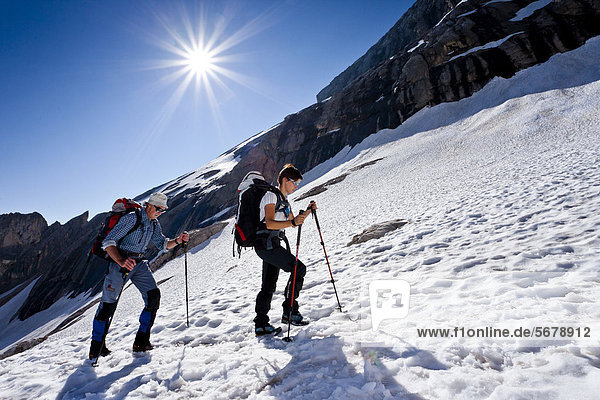 Bergsteiger beim Aufstieg zur Marmolata  Dolomiten  Klettersteig Westgrat  Trentino  Italien  Europa