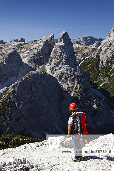 Wanderer im Alpinisteig mit Blick auf den Einser  unten das Fischleintal  Hochpustertal  Sexten  Dolomiten  Südtirol  Italien  Europa