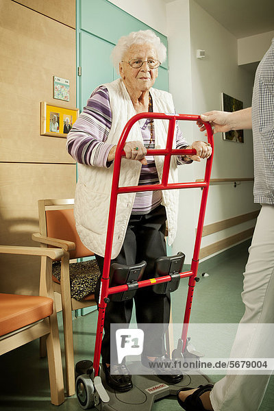 Seniorin mit Aufstehhilfe  Pflegeheim  Rehabilitation