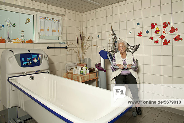 Seniorin auf Badewannenlift  Heilbehelf