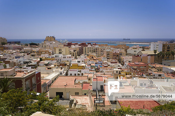 Blick von der Festung Alcazaba  hinten der Hafen  Almeria  Andalusien  Spanien  Europa