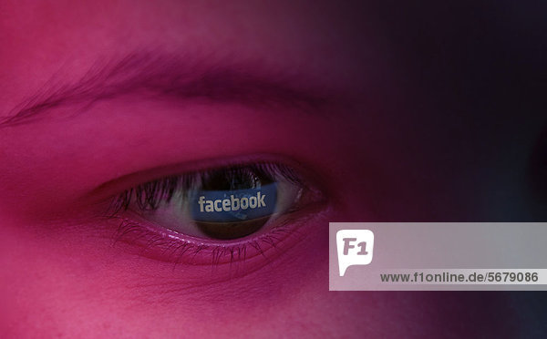 Schriftzug Facebook spiegelt sich in einem Auge  Symbolbild