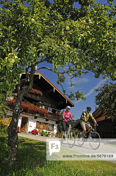 Paar mit Elektrofahrrädern  Reit im Winkl  Chiemgau  Oberbayern  Bayern  Deutschland  Europa