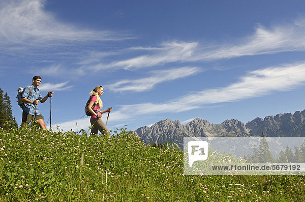 Hikers on Hausberg  Hartkaiser  view towards the Wilder Kaiser Mountains  Tyrol  Austria  Europe
