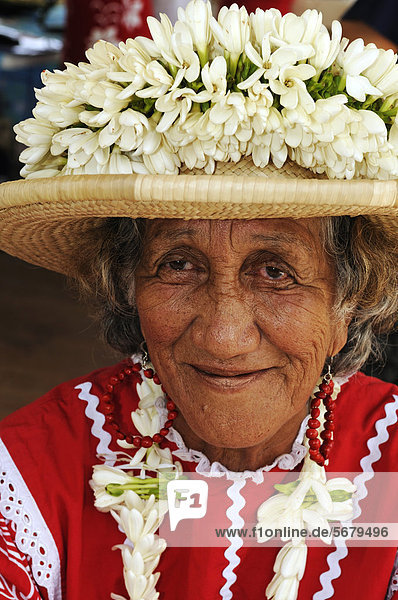 Tahitianerin beim Blumenkranzbinde-Wettbewerb  Papeete  Tahiti  Gesellschaftsinseln  Französisch-Polynesien  Pazifischer Ozean