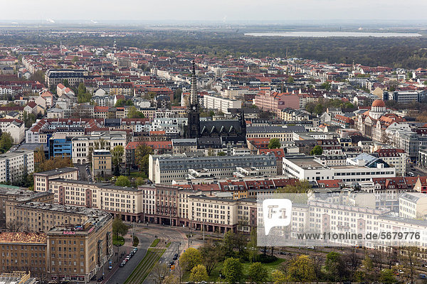 Stadtpanorama vom Stadt-Hochhaus-Gebäude  MDR-Turm  Blick nach Süden über Peterskirche  Leipzig  Deutschland  Europa