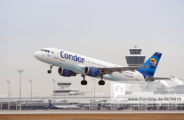 Eine Condor-Maschine des Typs Airbus A320-212 startet vom Flughafen München  Bayern  Deutschland  Europa
