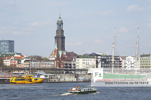 Landungsbrücken  Hamburg  Deutschland  Europa  ÖffentlicherGrund