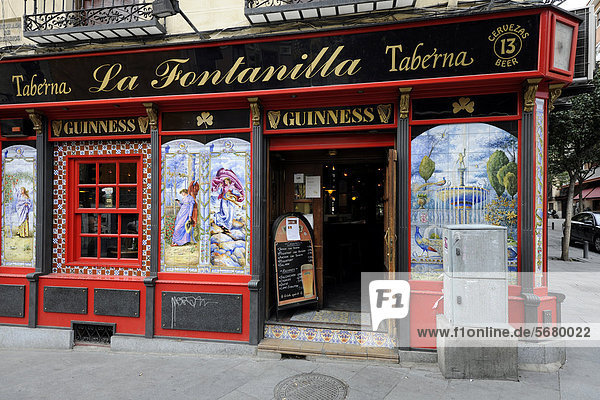 Gemälde auf Kacheln der Taberna La Fontanilla  Plaza de Puerta Cerrada  Madrid  Spanien  Europa  ÖffentlicherGrund