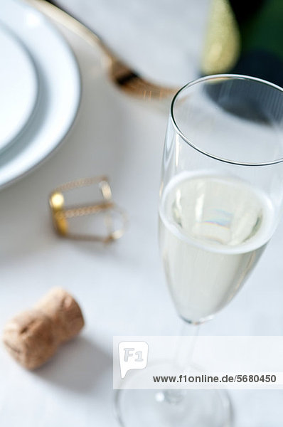 Glas Champagner auf dem Tisch