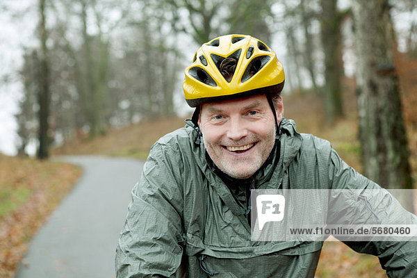 Porträt eines reifen Mannes auf einer Radtour