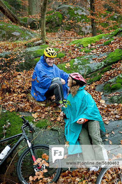 Erwachsenes Paar im Wald mit Fahrrädern