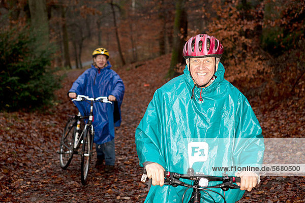 Seniorenpaar Radfahren im Wald