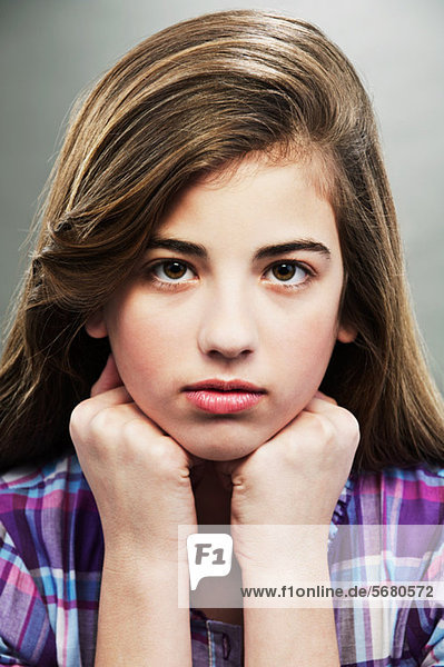 Porträt des jungen Teenager-Mädchen  Studioaufnahme