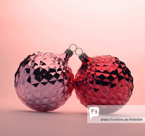 Rosa und rote Weihnachtskugeln