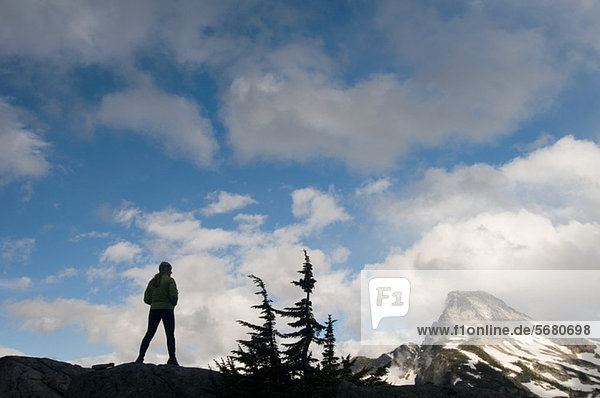 Frau bewundert Bergblick Picket Range North Cascades National Park Washington USA