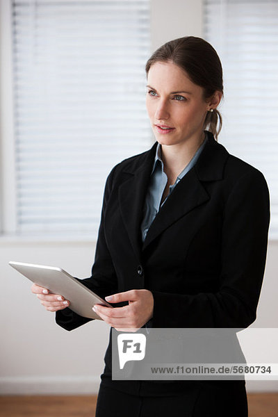 Junge Geschäftsfrau mit digitalem Tablett  Studioaufnahme