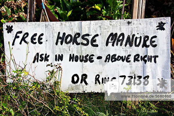 Handgeschriebenes Schild mit Werbung für kostenlosen Pferdemist