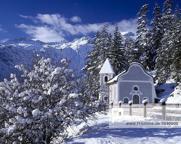 Bergkirche am Fernpass im Schnee  Tirol  Österreich