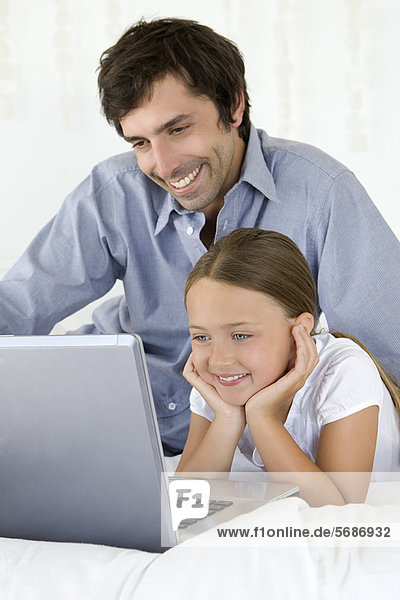 Vater und Tochter mit Laptop