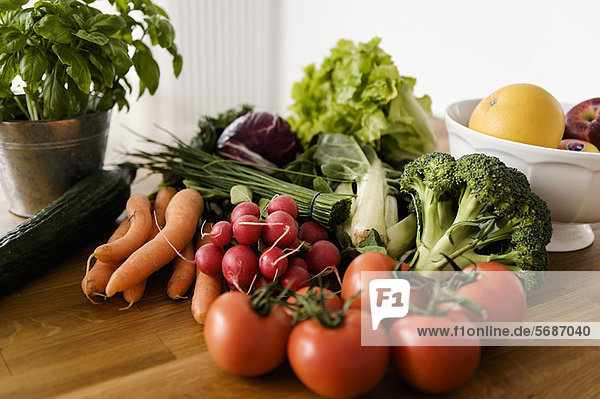 Frisches Gemüse auf Holztisch