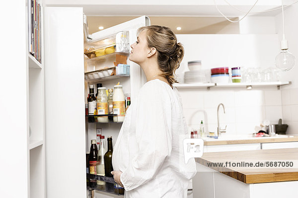 Schwangere sucht Kühlschrank nach Nahrung