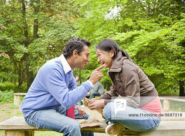 Paar beim Kaffee im Park