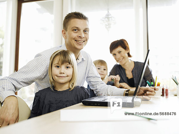 benutzen Notebook Menschlicher Vater Tochter