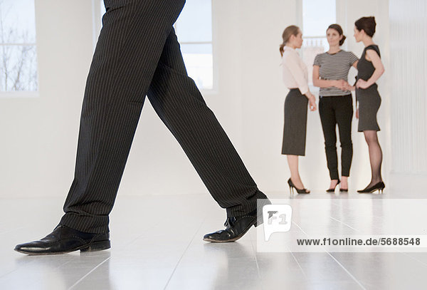 Geschäftsleute Füße im Büro zu Fuß