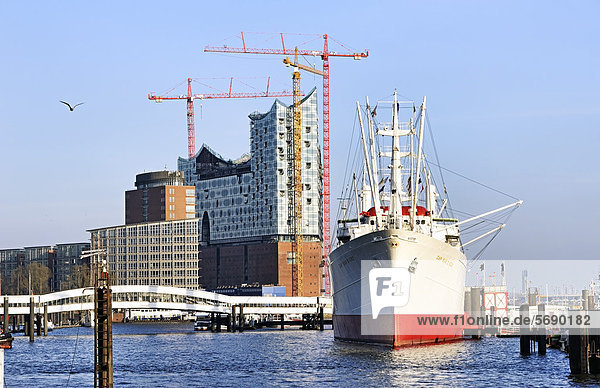 Elbphilharmonie und Museumsschiff Cap San Diego in Hamburg  Deutschland  Europa