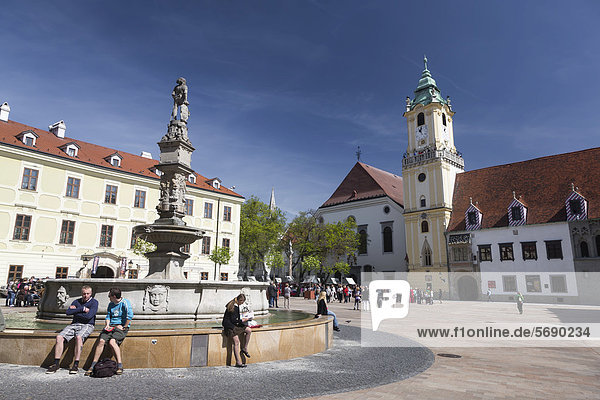 Altes Rathaus mit Maximilian-Fontäne am Hauptplatz der Altstadt in Bratislava  Pressburg  Slowakische Republik  Europa