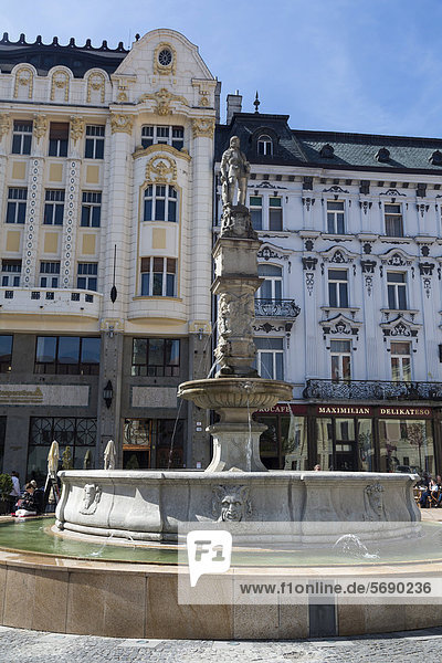 Maximilian-Fontäne am Hauptplatz der Altstadt in Bratislava  Pressburg  Slowakische Republik  Europa