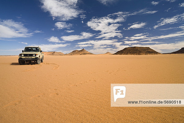 Jeep  Akkakus  Akakus-Gebirge  Tadrart Acacus  Libyen  Sahara  Afrika