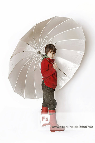Junge mit Regenschirm